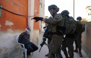 اعتقالات واقتحامات .. الاحتلال ينكل بعائلة أسير محرر