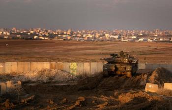 دبابة إسرائيلية تطلق قذيفة نحو قطاع غزة (أرشيف)