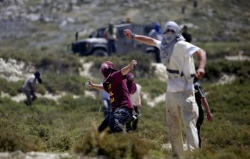 مستوطنون يعتدون على المواطنين الفلسطينيين وأراضيهم بالضفة الغربية  (أرشيف)