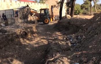 آليات الاحتلال تقوم بأعمال تجريف داخل المقبرة  (أرشيف)