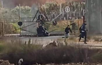 شبان يضرمون النار ببوابة حاجز لقوات الاحتلال جنوب قلقيلية