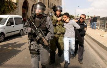 جنود الاحتلال يعتقلون أحد المواطنين الفلسطينيين (أرشيف)