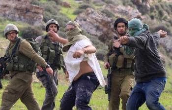 مستوطنون يعتدون على أراض وممتلكات بالضفة الغربية (أرشيف)