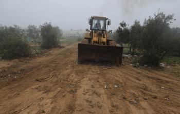 جانب من عملية فتح بلدية خان يونس شارع في حي معن