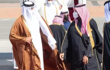 ولي العهد السعودي يستقبل أمير قطر أثناء وصوله لحضور القمة الخليجية