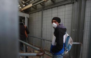 عامل فلسطيني يجتاز حاجزا للاحتلال في الضفة الغربية (أرشيف)