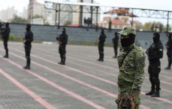 كلاب بوليسية وقنص دقيق.. هكذا يتدرب عناصر الأمن الداخلي بغزة