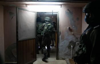 قوات الاحتلال أثناء اقتحامها لمنزل الأسير محمد قبها