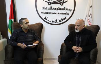 الزميل رامي رمانة يحاور إسماعيل النخالة رئيس جمعية مستوردي المركبات(تصوير محمود أبو حصيرة)