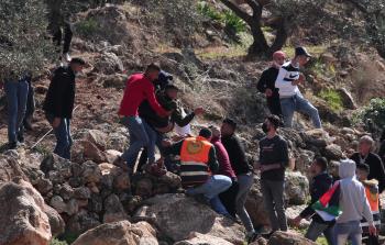 إصابة 46 مواطنا بقمع الاحتلال مسيرات بالضفة (الأناضول)