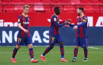 ميسي يهنئ ديمبلي صاحب الهدف الأول لبرشلونة