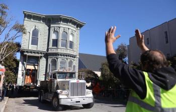 جانب من عملية النقل