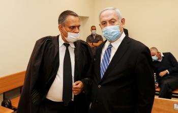 نتنياهو إلى جانب محامية في جلسة محاكمته