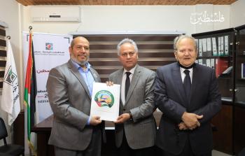 حماس تسلم قائمتها الانتخابية للجنة المركزية للانتخابات (تصوير: ياسر قديح)