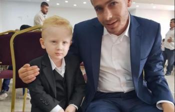 صورة أرشيفية للشهيد خالد نوفل مع طفله يوسف