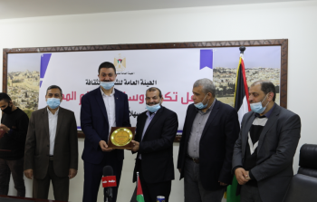 جانب من تكريم صحيفة فلسطين أثناء اللقاء - تصوير/ محمود أبو حصيرة