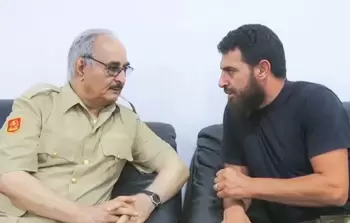 الورفلي إلى جانب حفتر (أرشيف)