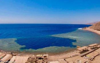 يقع الثقب الأزرق في قلب البحر الأحمر (سكاي نيوز)