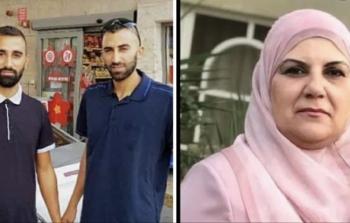 الشابين أبو حسين على يسار الصورة، ووالدتهما يمين الصورة