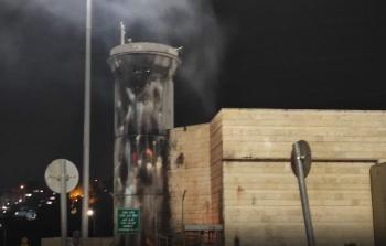 شبان يحرقون البرج العسكري على مدخل مخيم شعفاط