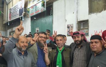 الأسير المحرر عرابي ذوقان بالوشاح الأخضر (أرشيف)