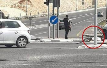 الشاب الفلسطيني المصاب ملقى إلى جانبه جندي إسرائيلي