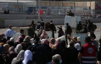 جانب من منع قوات الاحتلال المصلين من الوصول إلى المسجد الأقصى في الجمعة الأولى من رمضان - تصوير / حمزة شلش