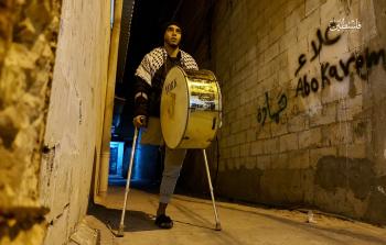 المسحراتي هيثم نصر يوقظ المواطنين في حارة 