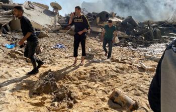 رائد صبيح إلى جانب منزله المستهدف