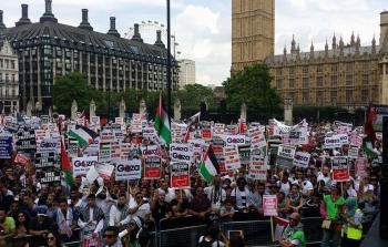 رفع المتظاهرون شعارات مؤيدة للمقاومة