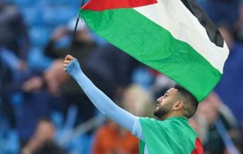 محرز يرفع علم فلسطين
