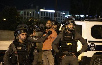 قوات الاحتلال تعتقل فلسطيني بحي الشيخ جراح (أرشيف)