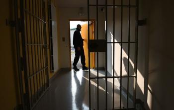 الأسير يواصل إضرابه عن الطعام