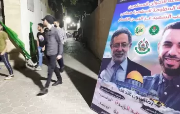 أسامة الزبدة ووالده في صورة نعي