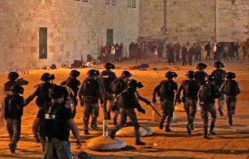 قوات الاحتلال تعتدي على المصلين في المسجد الأقصى