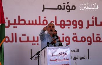 السنوار في كلمة له خلال مؤتمر عشائر ووجهاء فلسطين لدعم المقاومة (تصوير: ياسر فتحي)