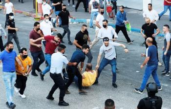 عناصر من أمن السلطة بلباس مدني يسحلون مواطنا خلال مسيرة منددة باغتيال نزار بنات برام الله اليوم