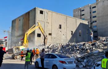 الآليات بدأت في إزالة ركام البرج