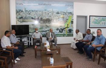 القدرة خلال اجتماعه مع مربي الدواجن