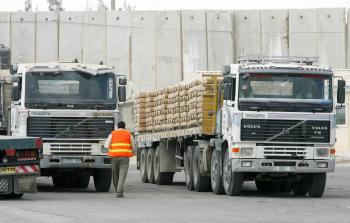 الاحتلال يواصل منع إدخال الأسمنت لغزة