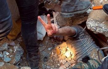 جريح فلسطين انتشلته طواقم الإنقاذ من تحت الأنقاض (أرشيف)