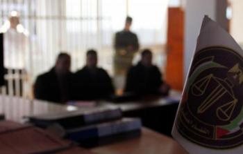 المحكمة طالبت كل من يعرف عن المتهمين التبليغ عنهم