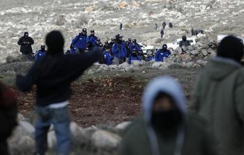 مستوطنين أضرموا النار في عشرات الدونمات من الأراضي الزراعية