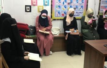 الطالبات أثناء حفظ القرآن