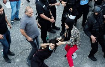 عناصر من أمن السلطة يقمعون المشاركين في تظاهرة برام الله منددة باغتيال الناشط الوطني نزار بنات