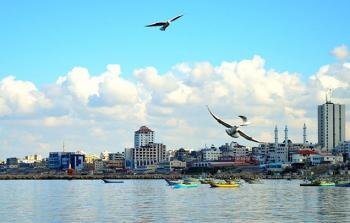 يكون الجو غائمًا جزئيا إلى صاف