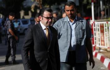 عباس إقالة  بسيسو بعد انتقاده اغتيال بنات