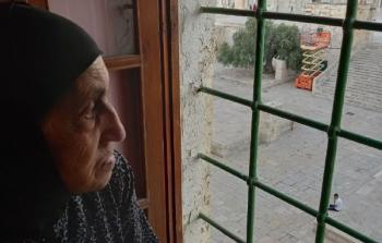 أم غسان.. من نافذتها تتأمل الأقصى وترصد أحداثه