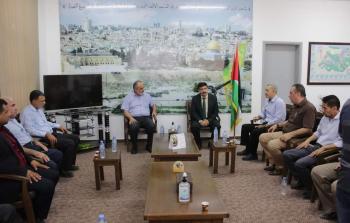 اليازوري خلال لقائه بعدد من المدراء