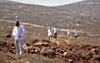 مستوطنون يستولون على أراضٍ فلسطينية في الضفة (أرشيف)